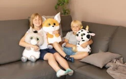 Nici 47828 Glubschis Farm Kuh Moolon 45cm Plüsch Kuscheltier Schlenker GREEN -Spielwaren Verkauf 47826 10 47827 47828 Image 2048x1277 1