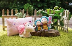 Nici 47942 Kissen Rosa Schmetterling 43x25cm Plüsch Hello Spring Frühling -Spielwaren Verkauf 47941 06 47938 47946 47947 Milieu 2048x1312