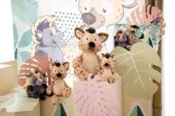 Nici 48868 Kissen Hyäne Helgi 43x25cm Plüsch Kuschelkissen GREEN Wild Friends 7 Nici 48868 Kissen Hyäne Helgi 43x25cm Plüsch Kuschelkissen GREEN Wild Friends -Spielwaren Verkauf 48860 10 48865 48866 48867 48863 48864 Milieu 2048x1356 2