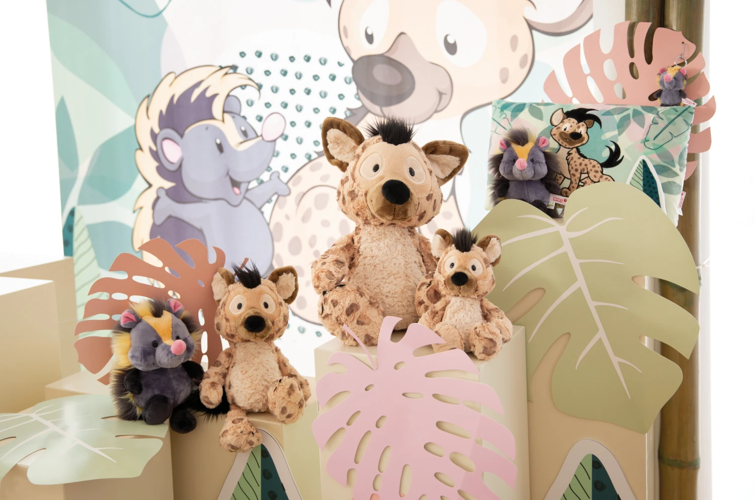 Nici 48868 Kissen Hyäne Helgi 43x25cm Plüsch Kuschelkissen GREEN Wild Friends 5 Nici 48868 Kissen Hyäne Helgi 43x25cm Plüsch Kuschelkissen GREEN Wild Friends – Bild 3